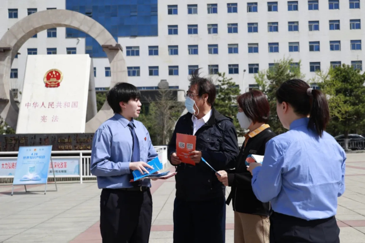 近期，明山区检察院在市府广场和程家双拥广场开展知识产权保护普法宣传活动。