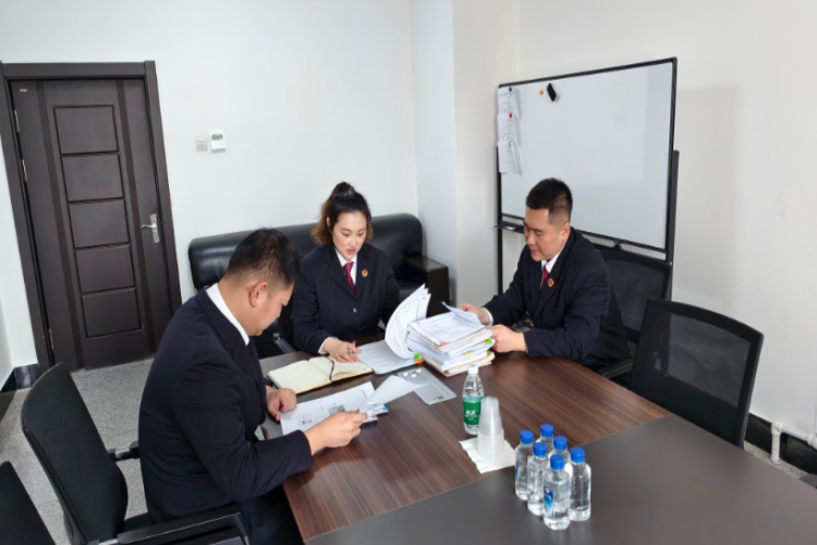 近日，明山区检察院办理案件，为农民工讨薪。